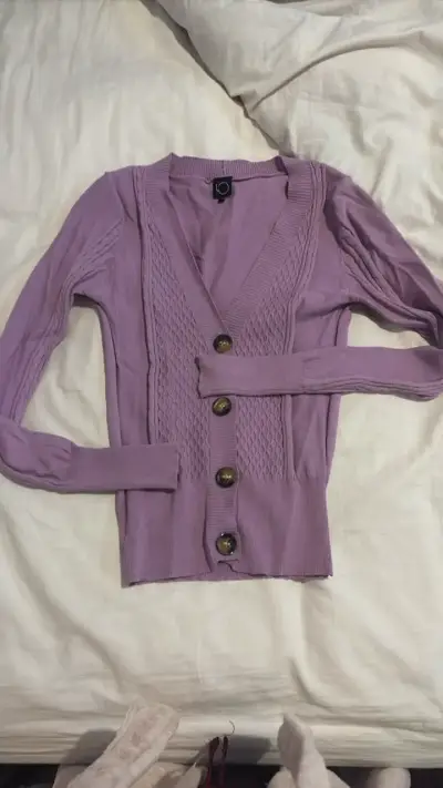 Cardigan morado con botones decorativos - miniatura 1