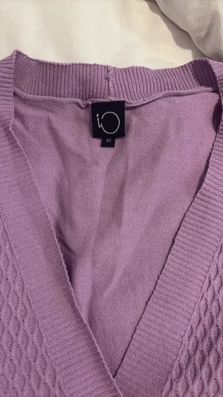 Cardigan morado con botones decorativos - 2