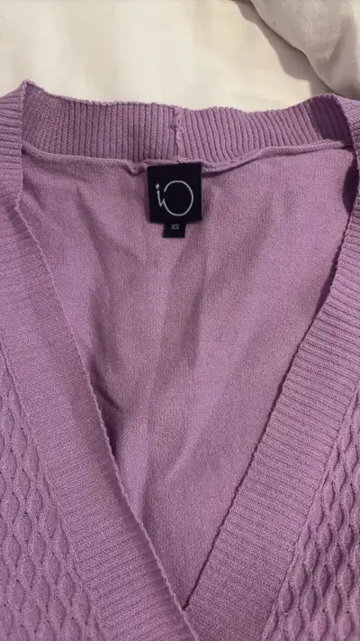 Cardigan morado con botones decorativos - miniatura 2