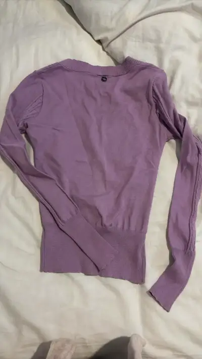Cardigan morado con botones decorativos - miniatura 3