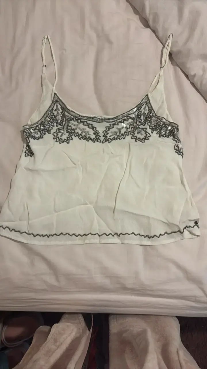Top blanco con bordado de lentejuelas - 1