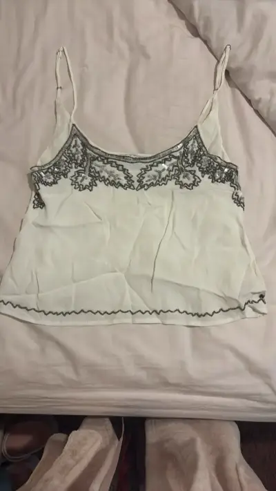 Top blanco con bordado de lentejuelas - miniatura 1