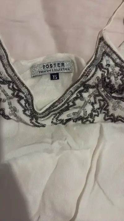 Top blanco con bordado de lentejuelas - miniatura 2