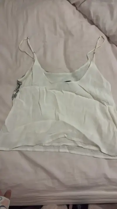 Top blanco con bordado de lentejuelas - miniatura 3