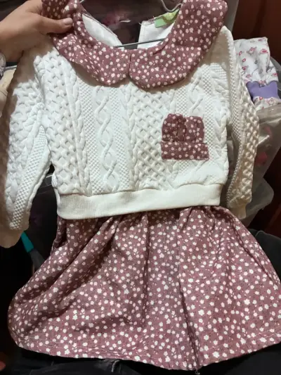 Vestido infantil con diseño floral y tejido - miniatura 1