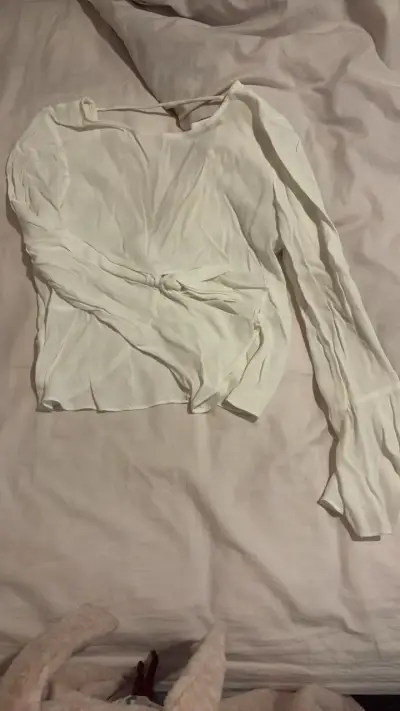 Blusa blanca de manga larga elegante - miniatura 1