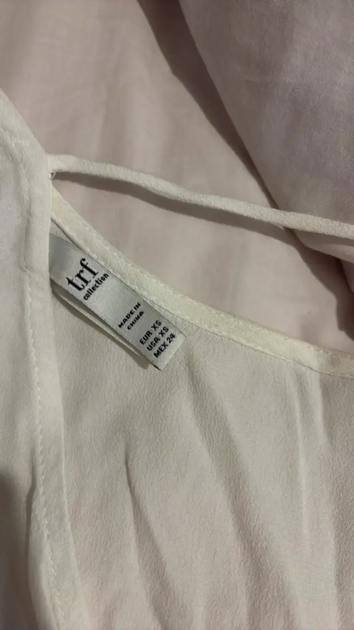 Blusa blanca de manga larga elegante - 3
