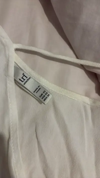 Blusa blanca de manga larga elegante - miniatura 3