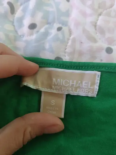 Polera verde con cierre frontal - miniatura 2