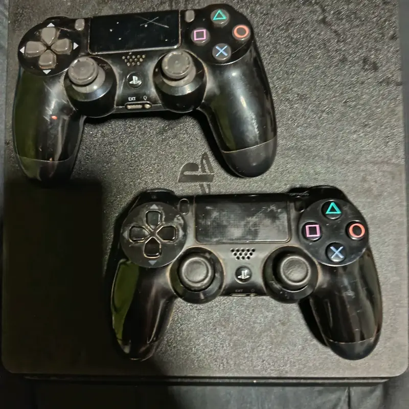 Consola PS4 1TB con juegos y dos controles - 5
