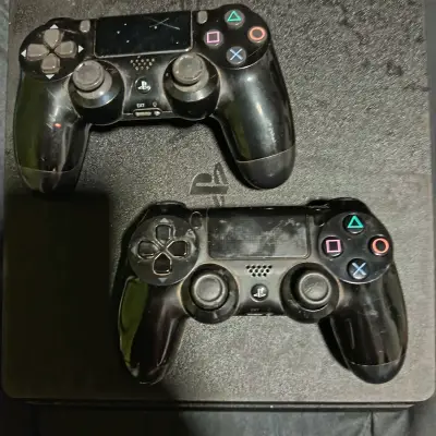 Consola PS4 1TB con juegos y dos controles - miniatura 5