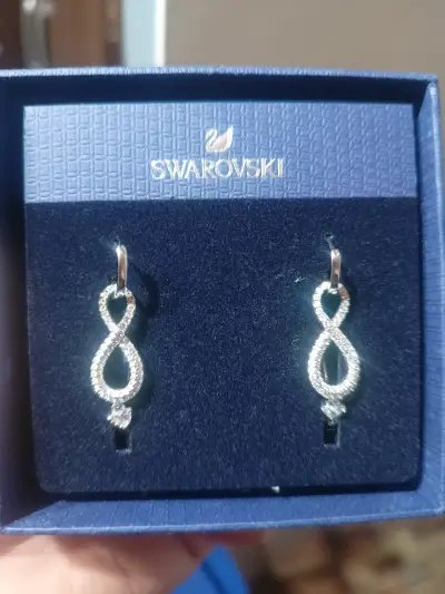 Aros Swarovski con diseño de infinito - miniatura 1