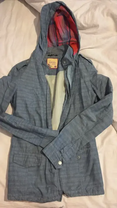 Chaqueta de mezclilla con capucha para mujer - miniatura 1