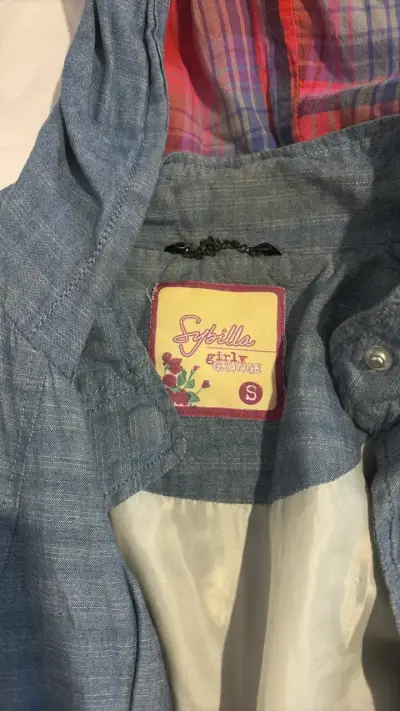 Chaqueta de mezclilla con capucha para mujer - miniatura 2