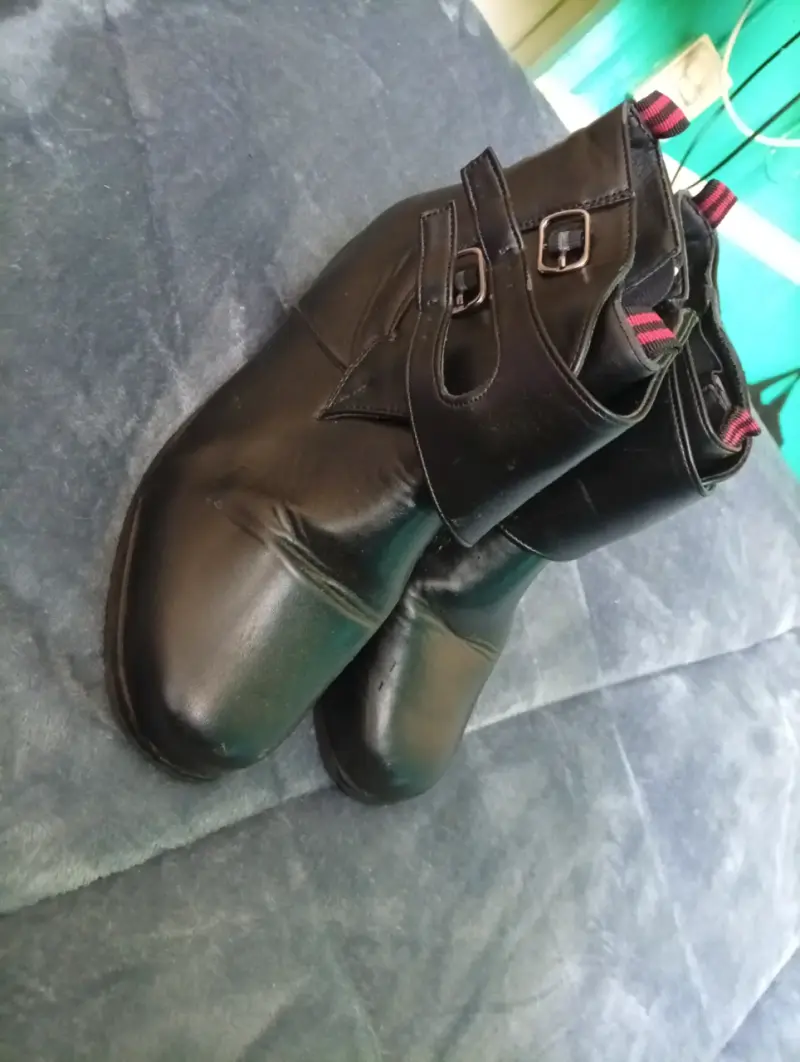 Botines de cuero negro con hebillas - 1