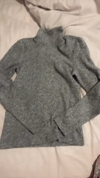 Suéter gris de cuello alto para mujer - miniatura 1