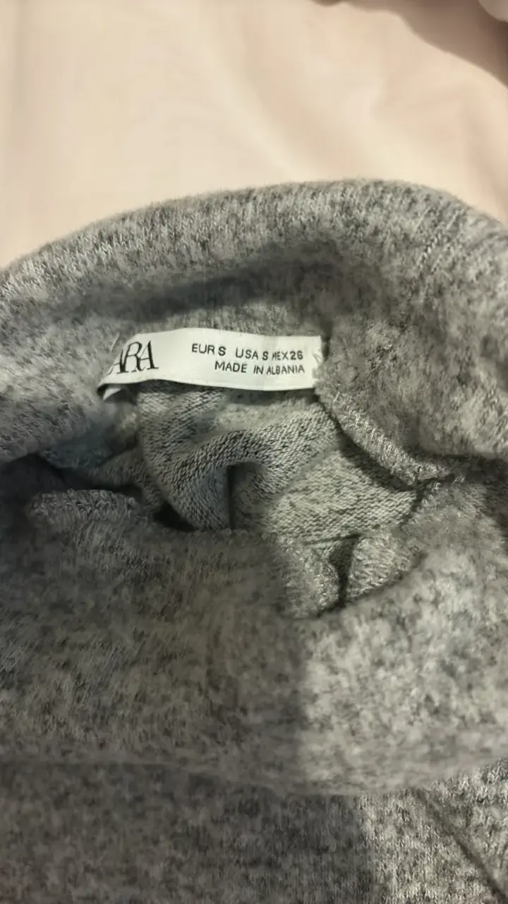 Suéter gris de cuello alto para mujer - 2