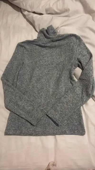 Suéter gris de cuello alto para mujer - miniatura 3