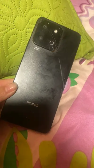 Smartphone con pantalla rota para repuestos - miniatura 3
