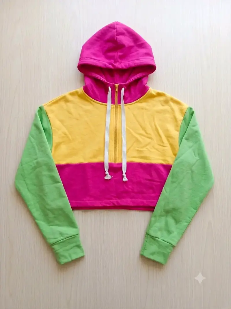 Polerón corto multicolor con capucha
