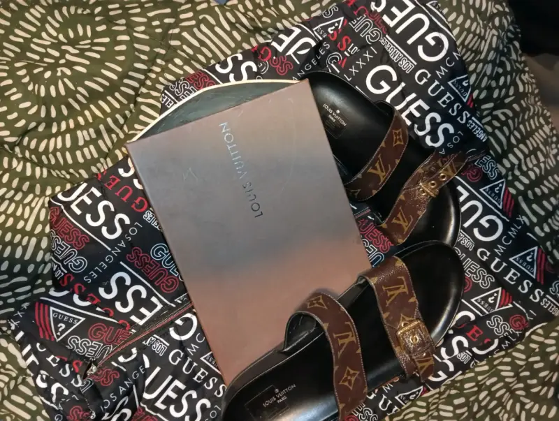 Sandalias Louis Vuitton negras con logo