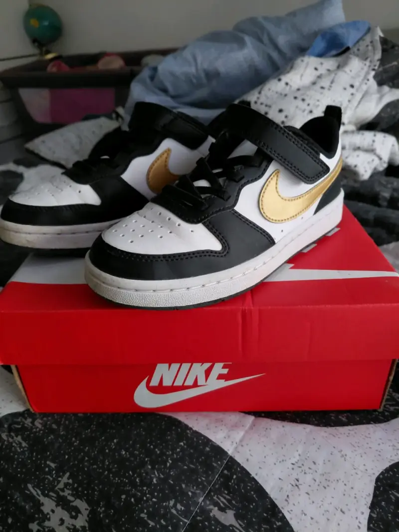 Zapatillas Nike negras y doradas para niños - 1