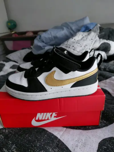 Zapatillas Nike negras y doradas para niños - miniatura 2