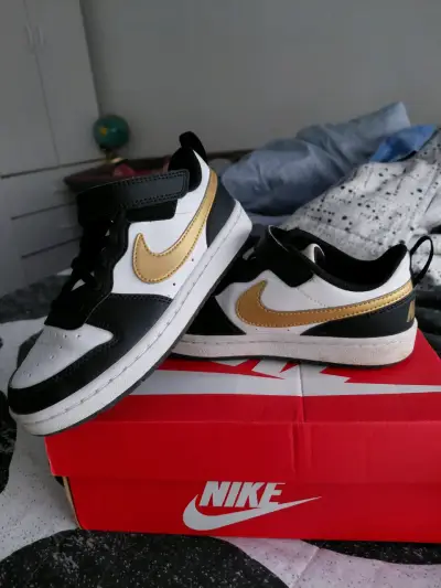 Zapatillas Nike negras y doradas para niños - miniatura 3