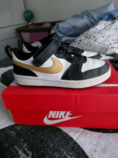 Zapatillas Nike negras y doradas para niños - miniatura 4