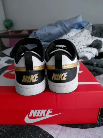Zapatillas Nike negras y doradas para niños - miniatura 5