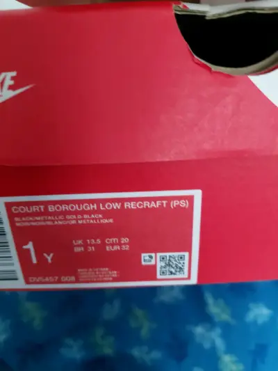 Zapatillas Nike negras y doradas para niños - miniatura 6