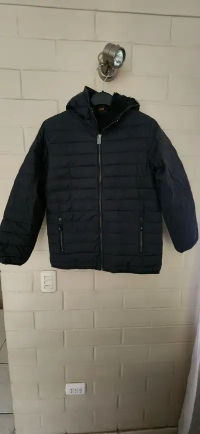 Chaqueta acolchada negra con capucha - miniatura 1