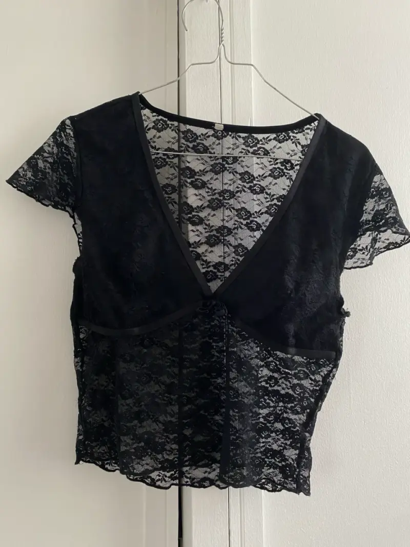 Top de encaje negro con escote en V - 1