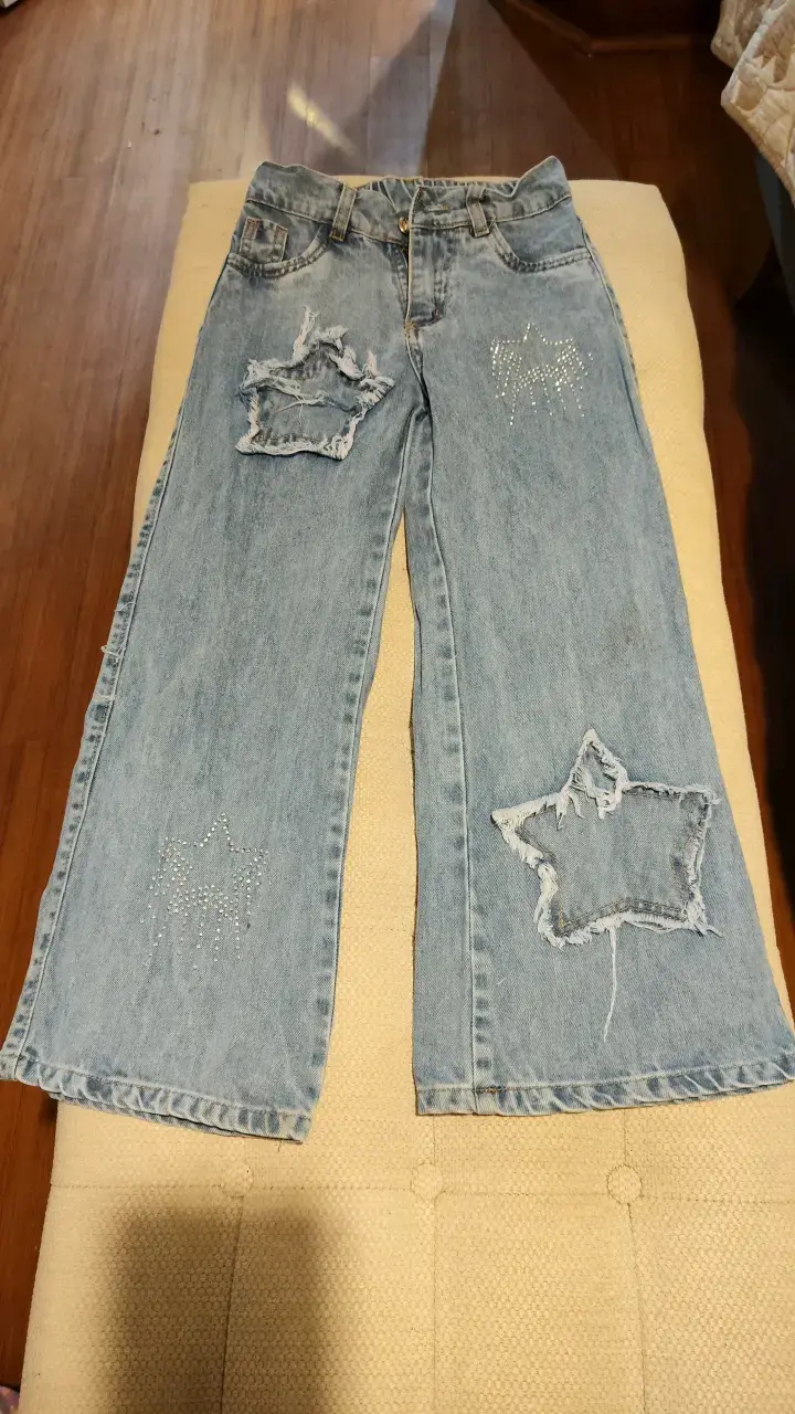 Jeans de niñade mezclilla con parches de estrellas - 1