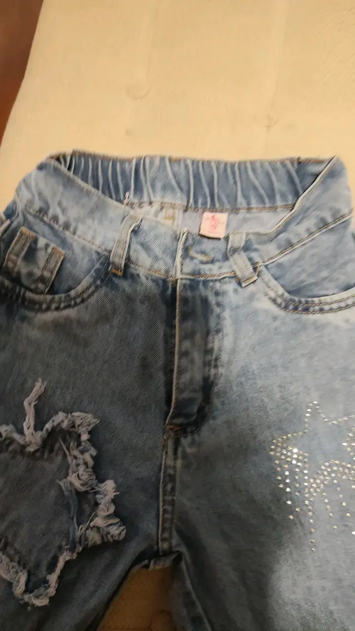Jeans de niñade mezclilla con parches de estrellas - 3