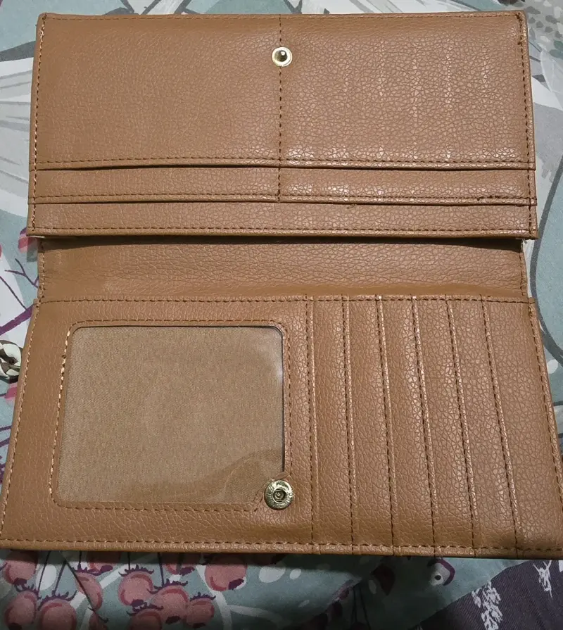 Billetera de cuero marrón con múltiples compartimentos - 1