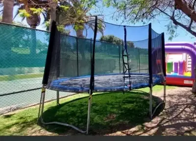 Cama elástica grande con red de seguridad - miniatura 1