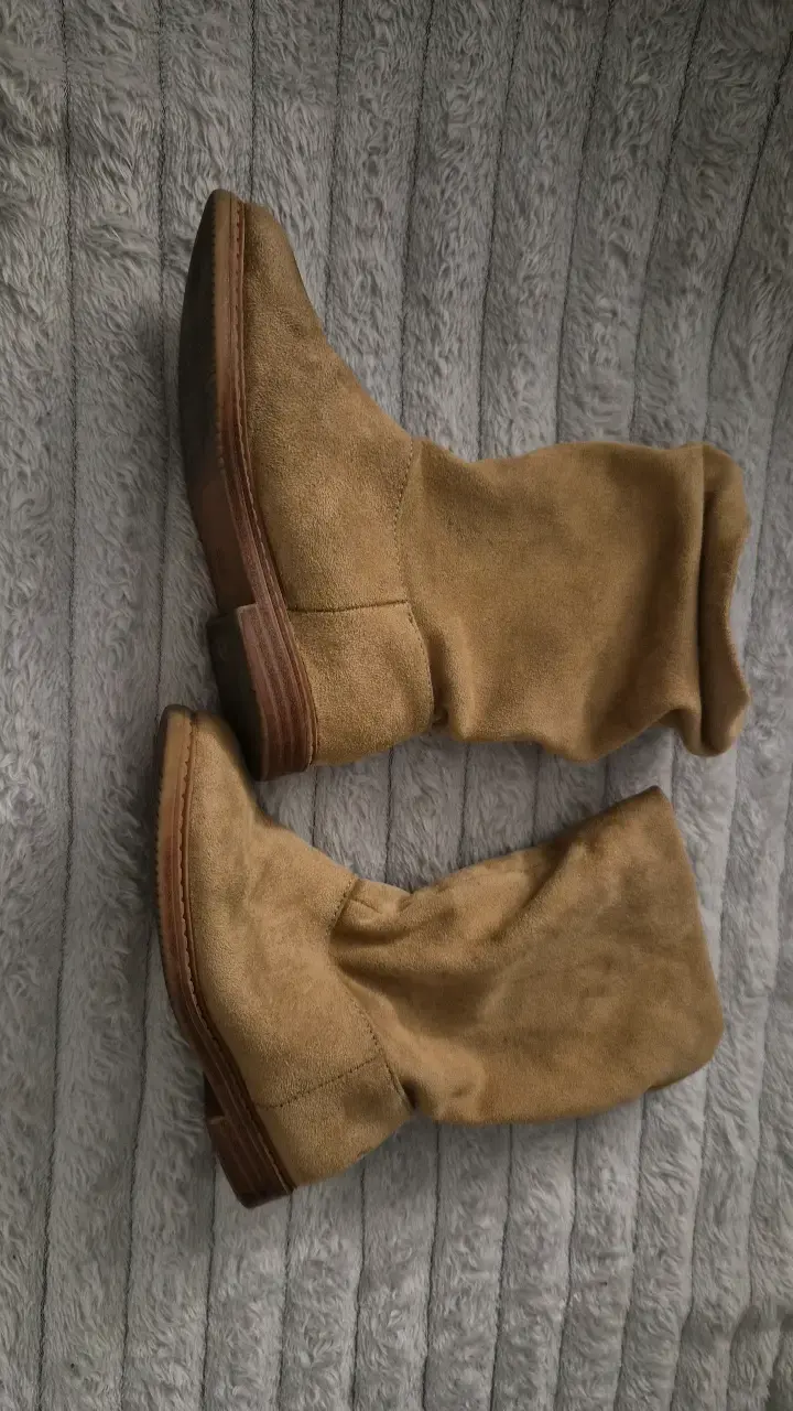 Botas de gamuza beige en buen estado - 1