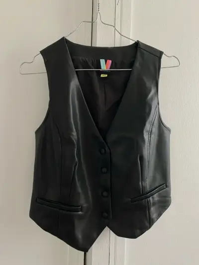 Vest ecocuero negro - miniatura 1