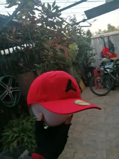 Gorra roja con logo bordado - miniatura 1