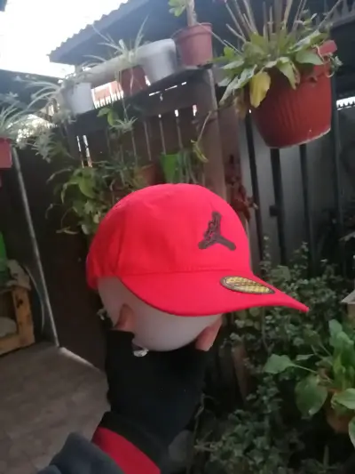 Gorra roja con logo bordado - miniatura 2