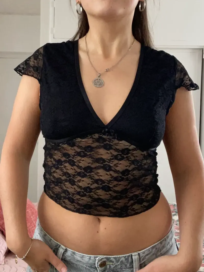 Top de encaje negro con escote en V - 2