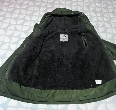 Parka verde con capucha para invierno - miniatura 3