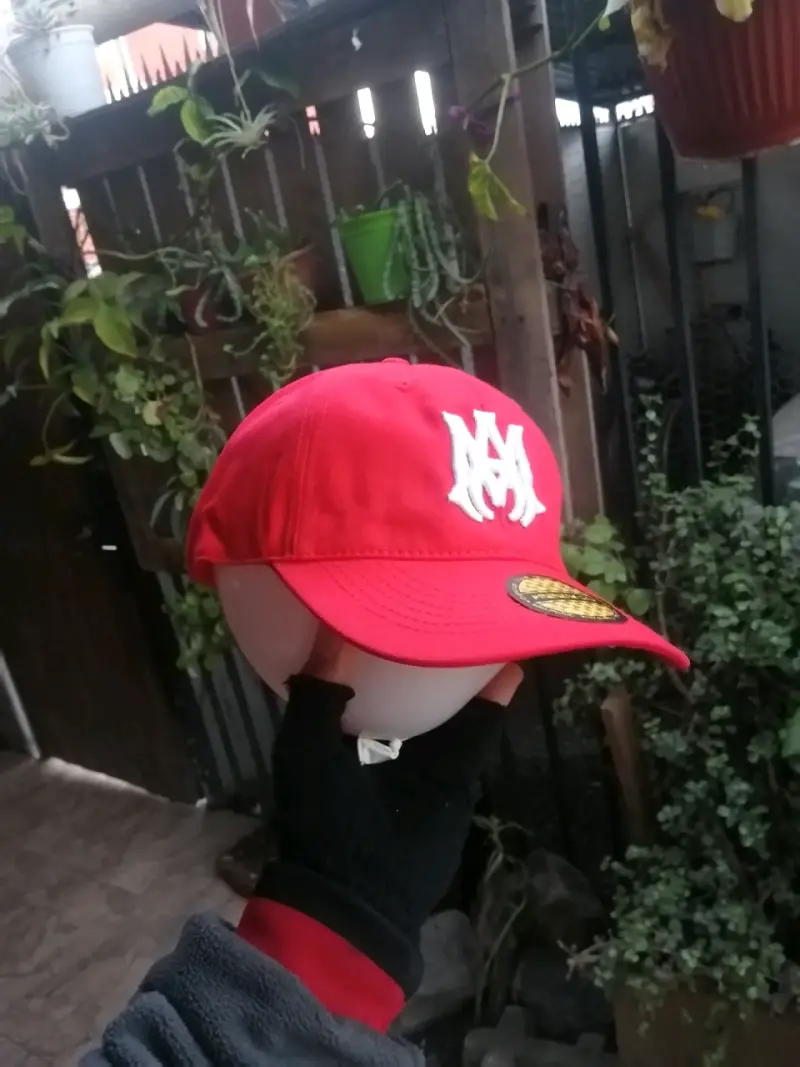 Gorra roja con logo bordado