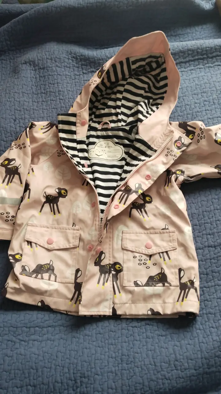 Chaqueta impermeable infantil con diseño de ciervos - 1