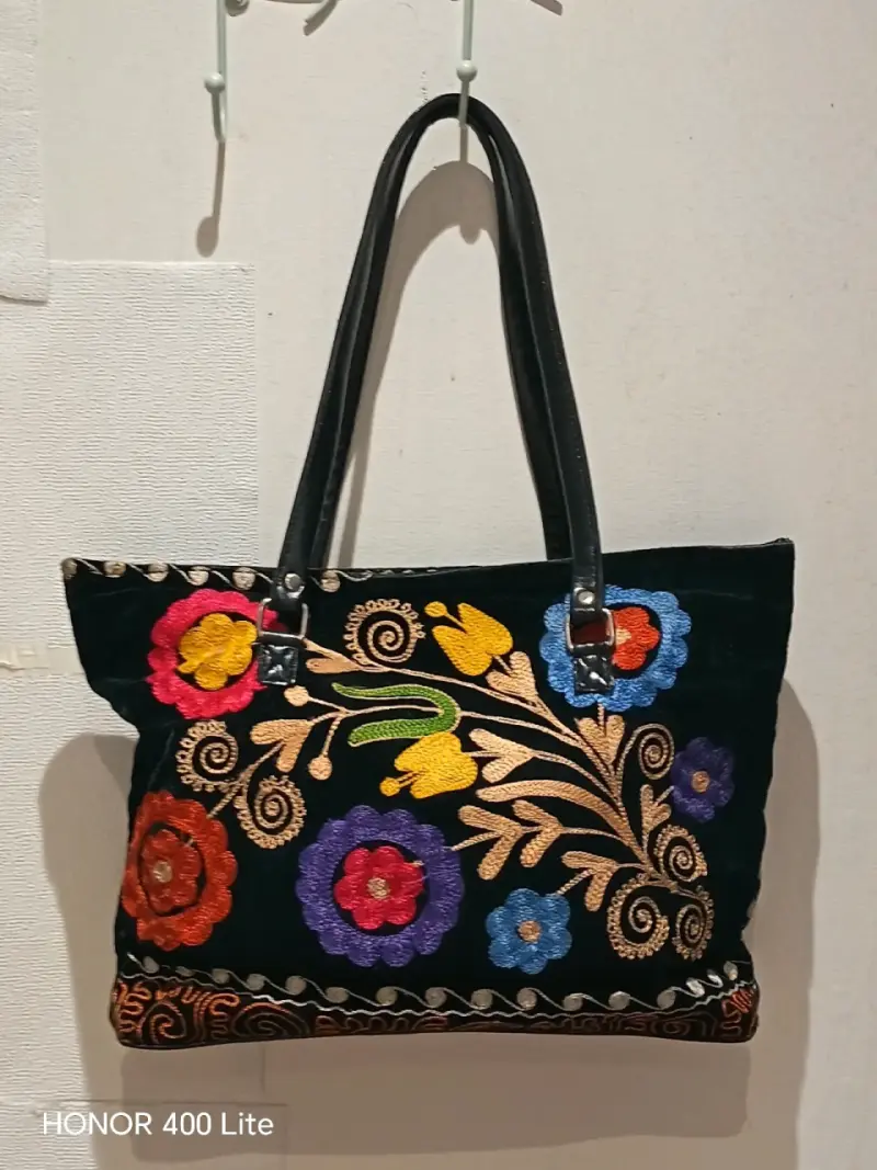 Bolso de tela bordado floral colorido