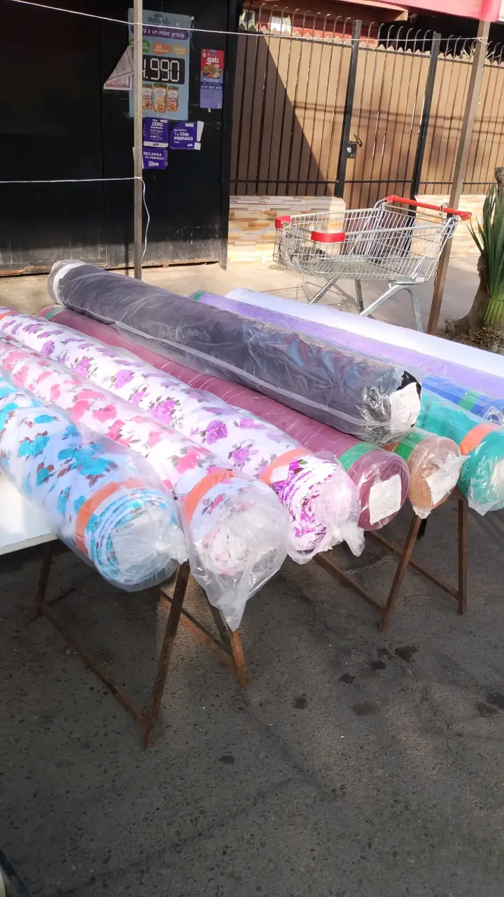 Rollos de tela variados colores y estampados - 2