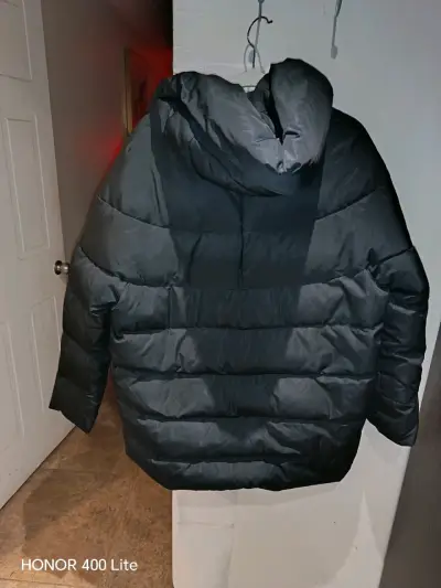 Abrigo acolchado negro para invierno - miniatura 2