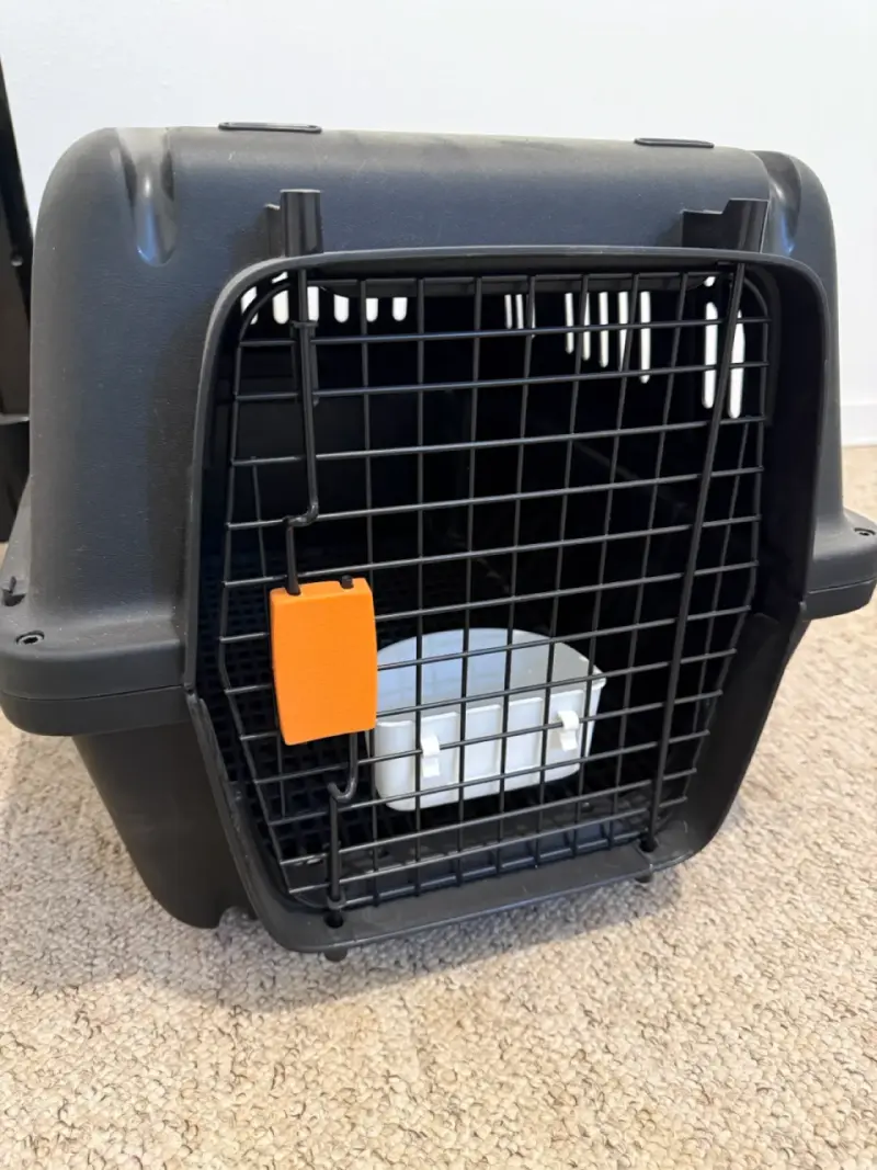 Transportadora de mascotas negra con puerta de rejilla - 1