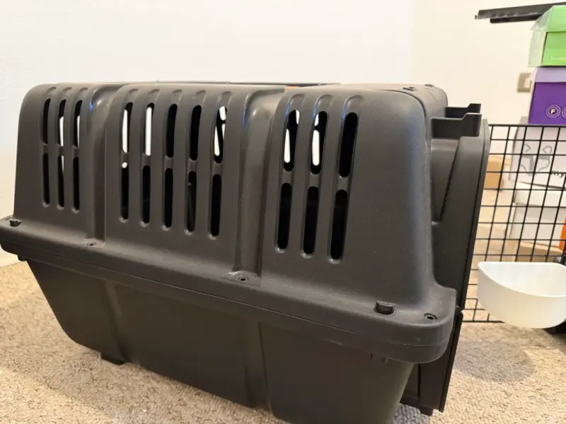 Transportadora de mascotas negra con puerta de rejilla - 2